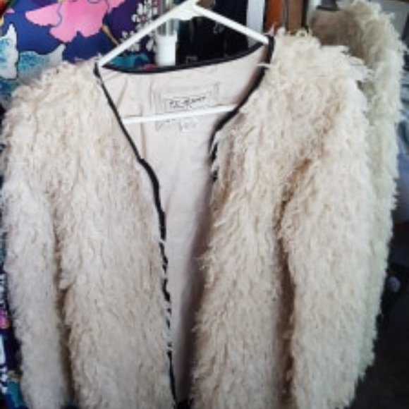 Fauz Fur / Wool Coat - Picture 2 of 5